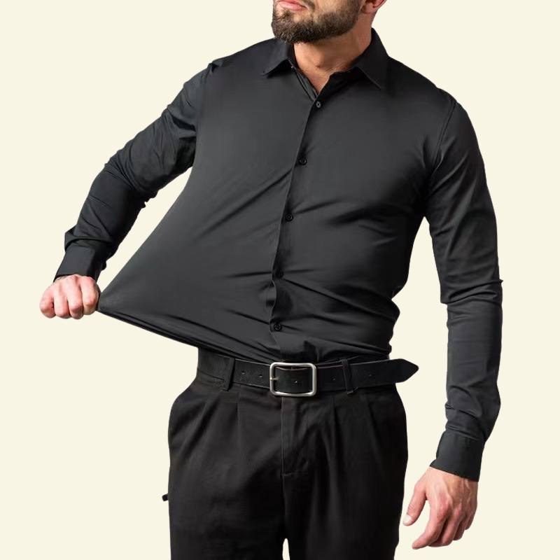 Model rozciągający materiał czarnej koszuli Slim Fit, ujęcie od przodu.