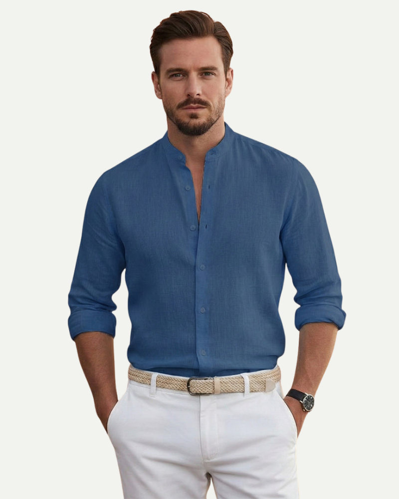 model męski w niebieskiej lnianej koszuli ze stójką casualowy letni styl Lubomirske