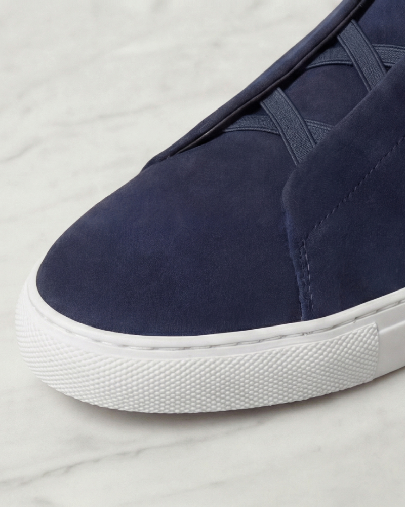 Zbliżenie sneakersy zamszowe granatowe przód noska podeszwa detal