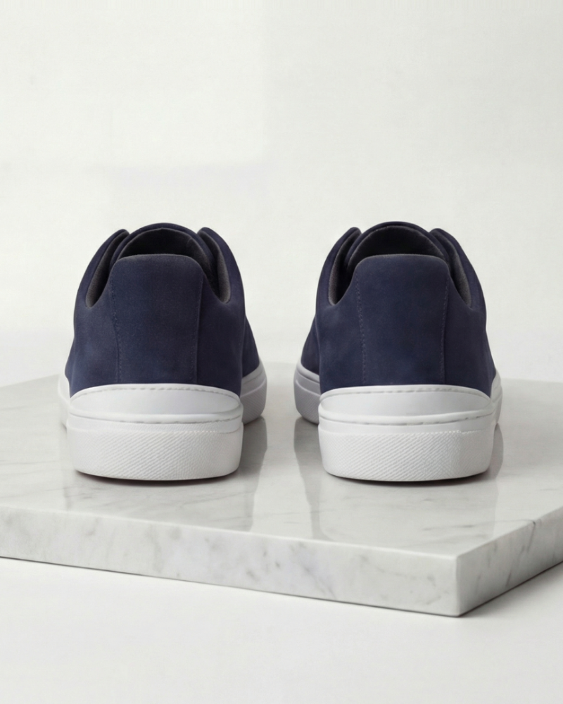 Męskie sneakersy zamszowe granatowe tył biała podeszwa minimalistyczne