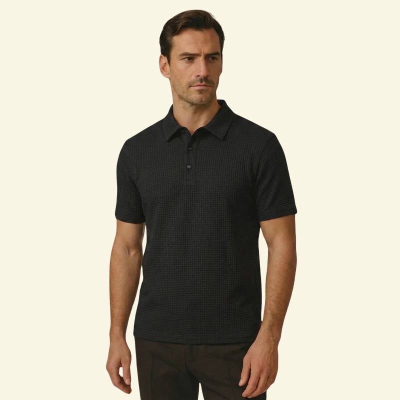 Model w czarnej teksturowanej koszulce polo, ujęcie pod lekkim kątem.