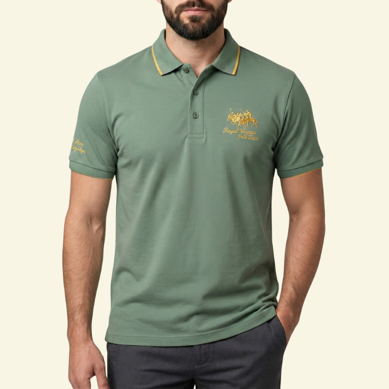 Model w zielonej koszulce polo w odcieniu szałwii, ujęcie od przodu.