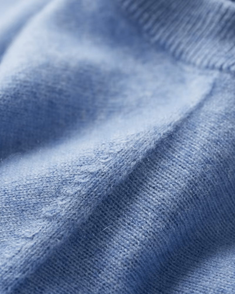 Detal dzianiny T shirtu z kaszmiru i wełny jasnoniebieskiego zbliżenie
