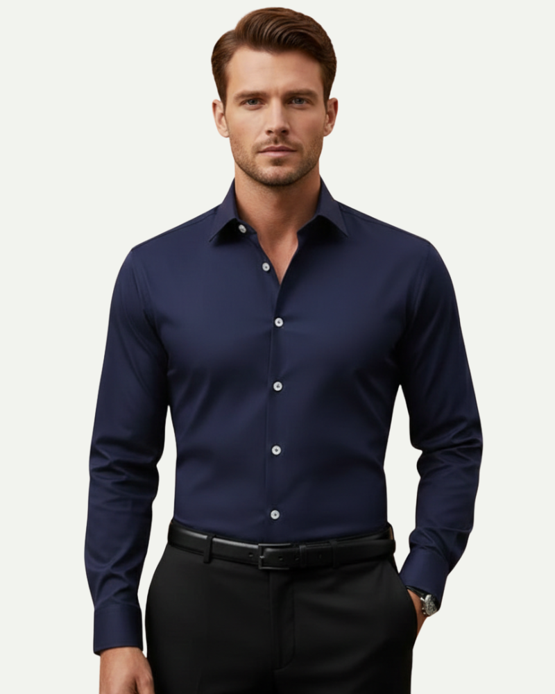 model męski w granatowej koszuli slim fit dopasowany krój Lubomirske
