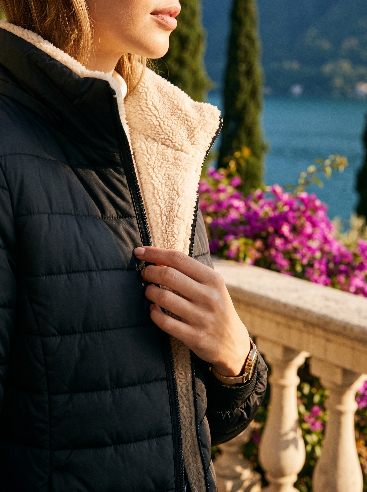 Pikowana kurtka z kapturem z podszewką sherpa, kolor czarny, detal — moda damska, styl old money | Lubomirske