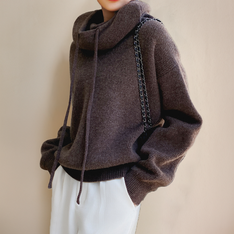 Sweter oversize damski z kapturem w brązie taupe widziany z boku, z opuszczonym kapturem — Lubomirske