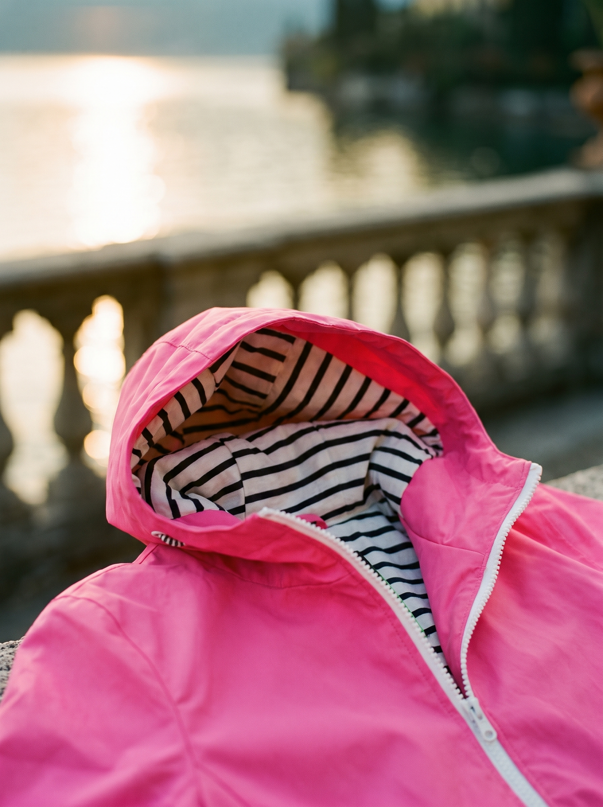 Wodoodporna kurtka z kapturem, kolor różowy, detal — moda damska, styl old money | Lubomirske