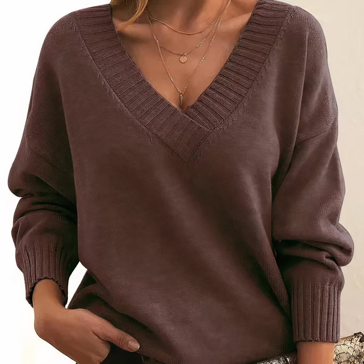Ciemnobrązowy sweter damski w serek — Lubomirske