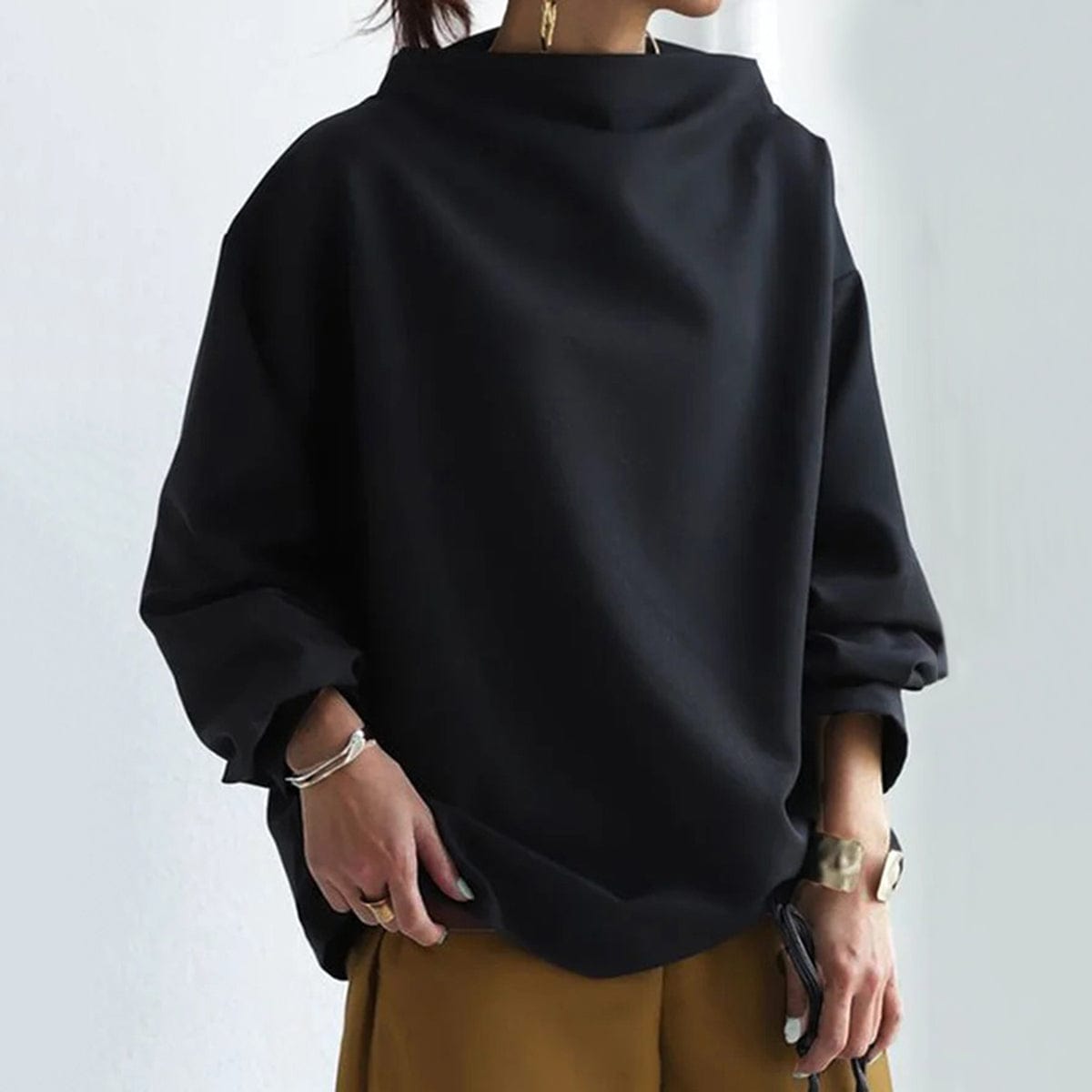 Czarny sweter oversize damski z kominem zestawiony z musztardowymi spodniami — Lubomirske