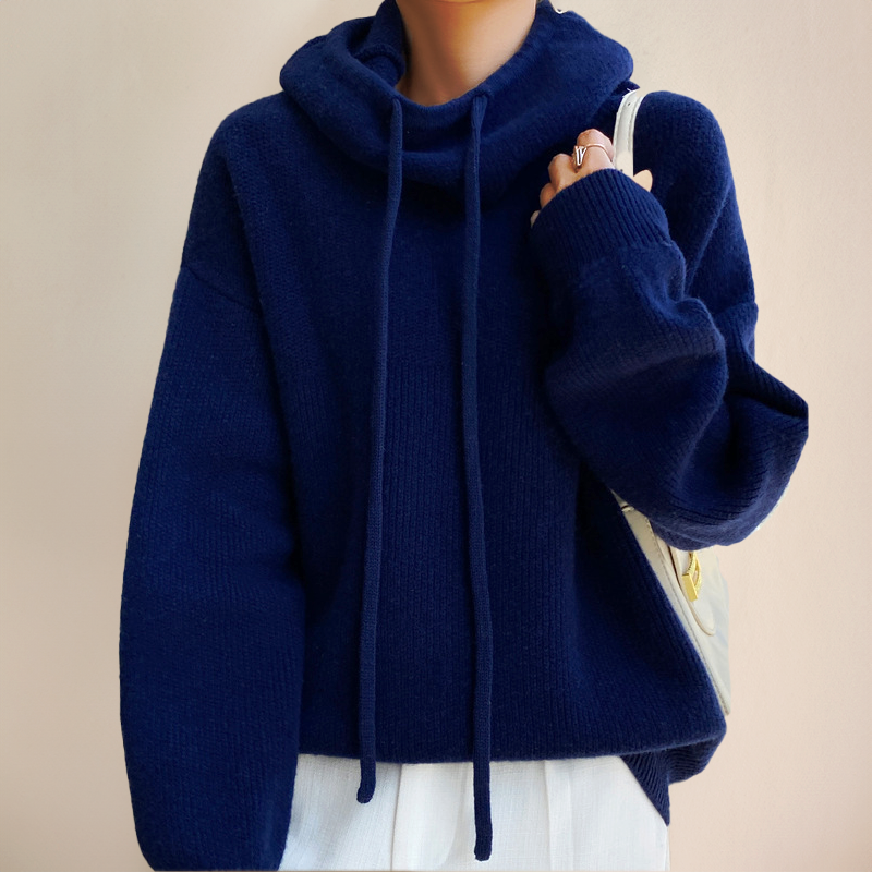 Kobieta w granatowym swetrze oversize z kapturem — Lubomirske