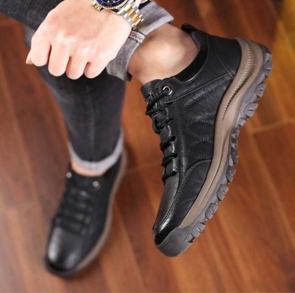 Czarne sneakersy męskie na stopach modela, ujęcie w ruchu podkreślające użytkowy charakter obuwia.