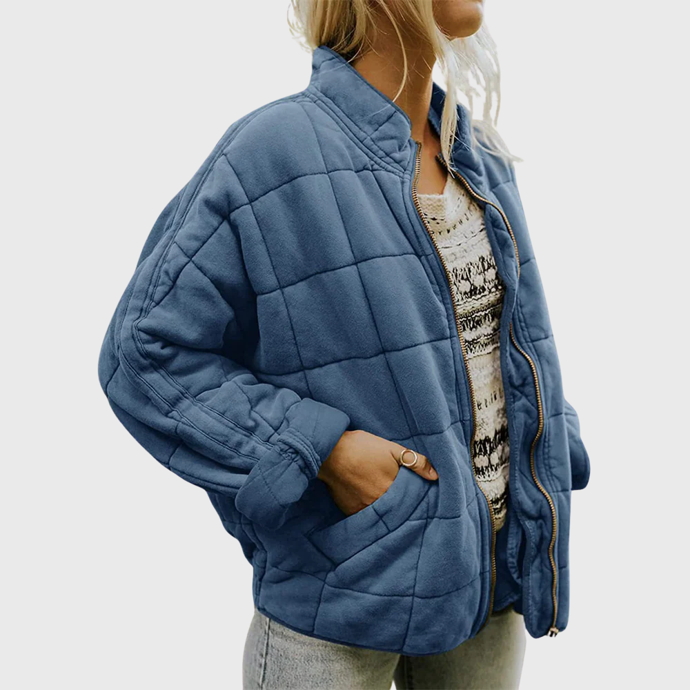 Kurtka pikowana damska oversize w odcieniu niebieskiego dżinsu na modelce — Lubomirske