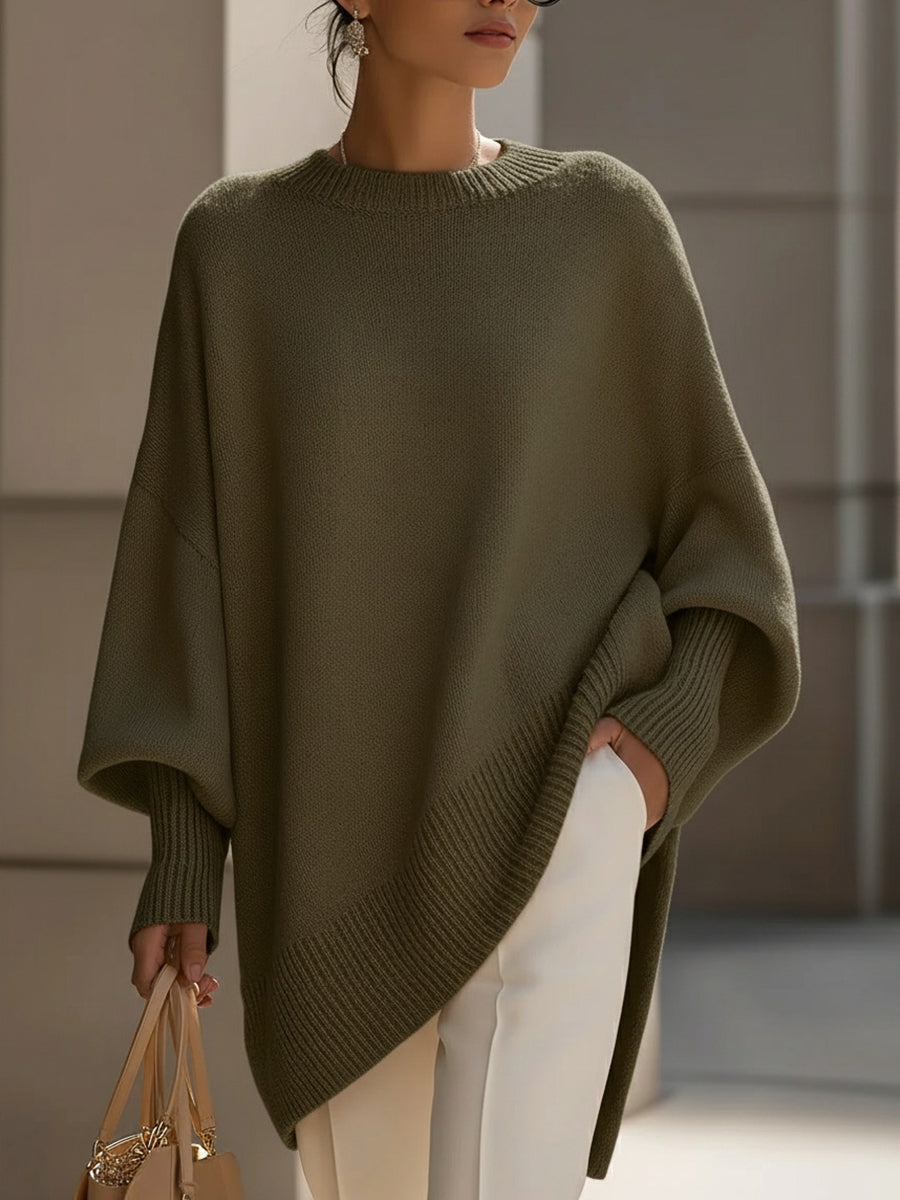 Oliwkowy sweter oversize damski z asymetrycznym dołem i luźnymi rękawami — Lubomirske