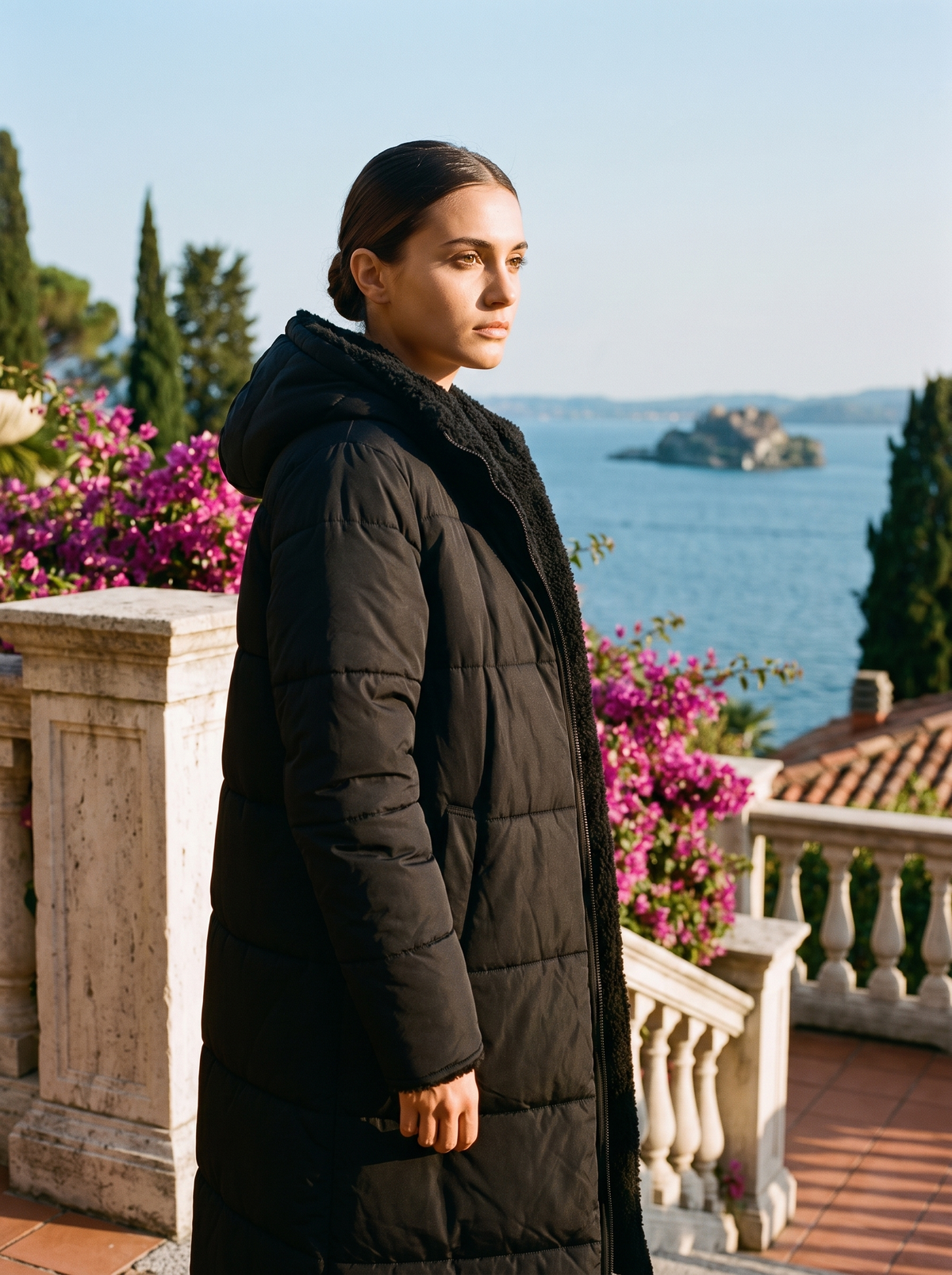 Dwustronny płaszcz puchowy z podszewką sherpa, kolor czarny, na modelce — moda damska, styl old money | Lubomirske
