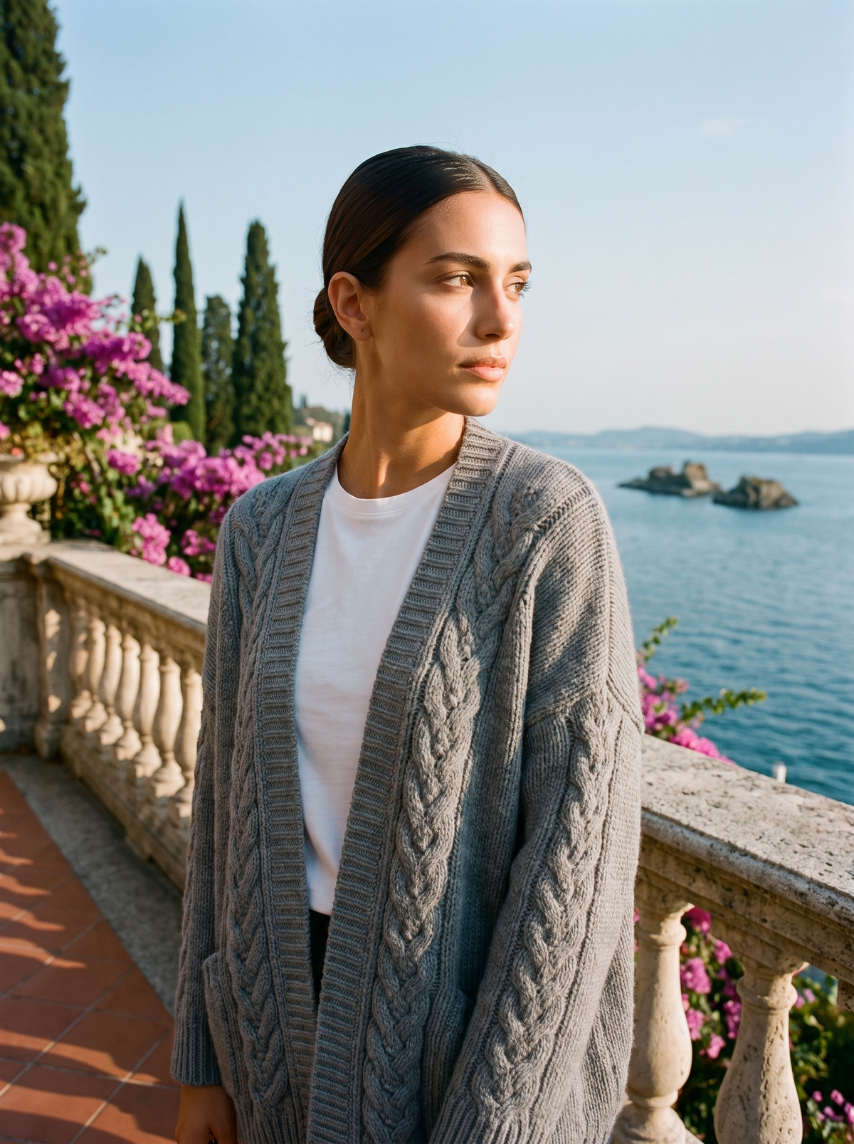 Rozpinany kardigan z dekoltem V, kolor szary, na modelce — moda damska, styl old money | Lubomirske