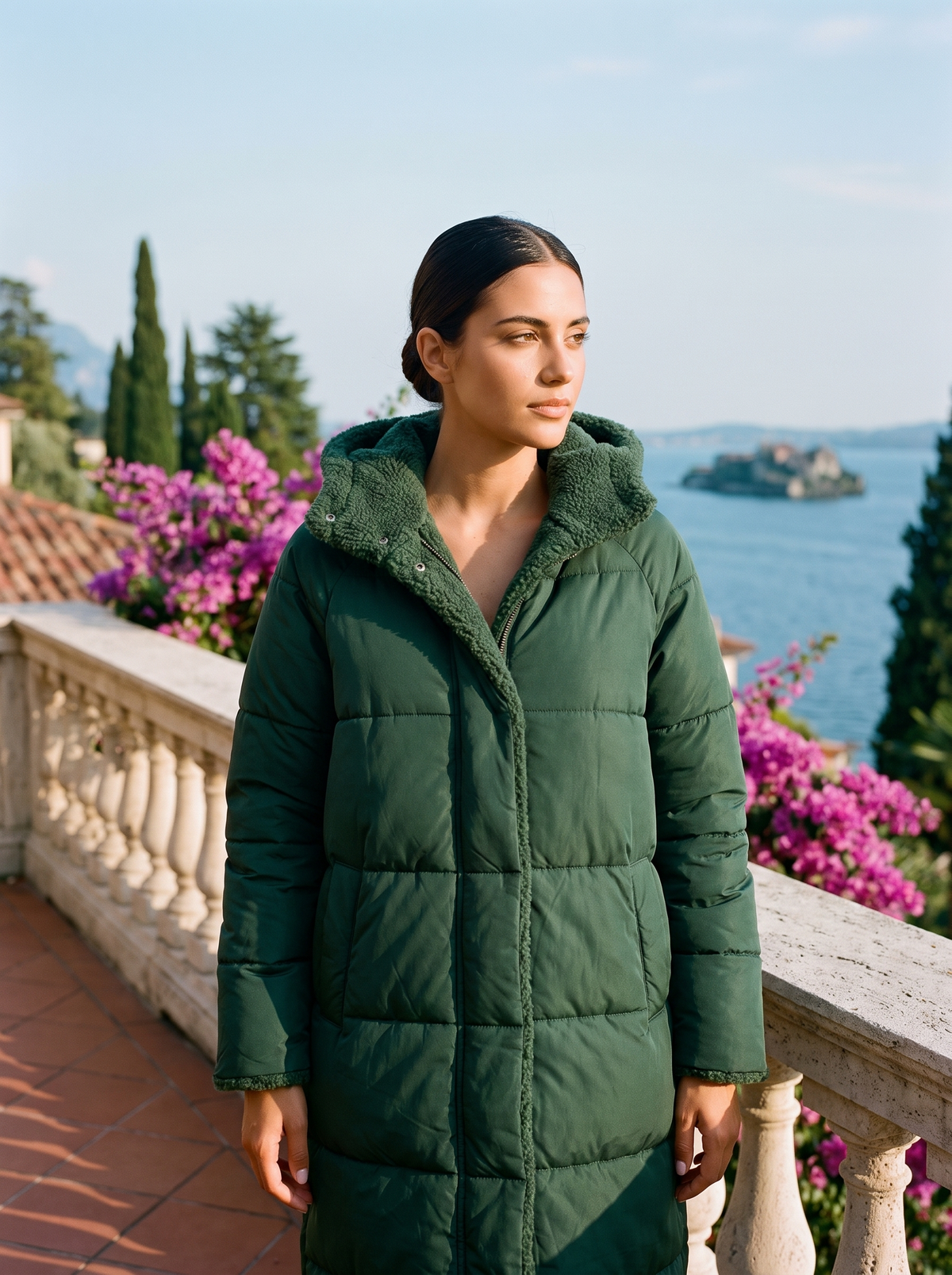 Dwustronny płaszcz puchowy z podszewką sherpa, kolor zielony, na modelce — moda damska, styl old money | Lubomirske
