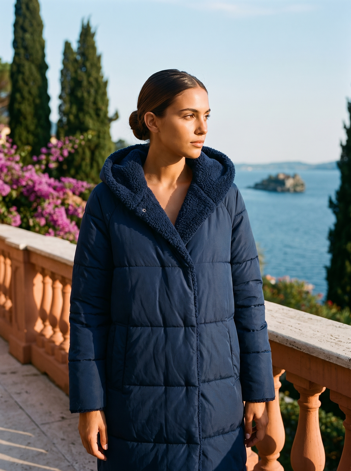 Dwustronny płaszcz puchowy z podszewką sherpa, kolor granatowy, na modelce — moda damska, styl old money | Lubomirske