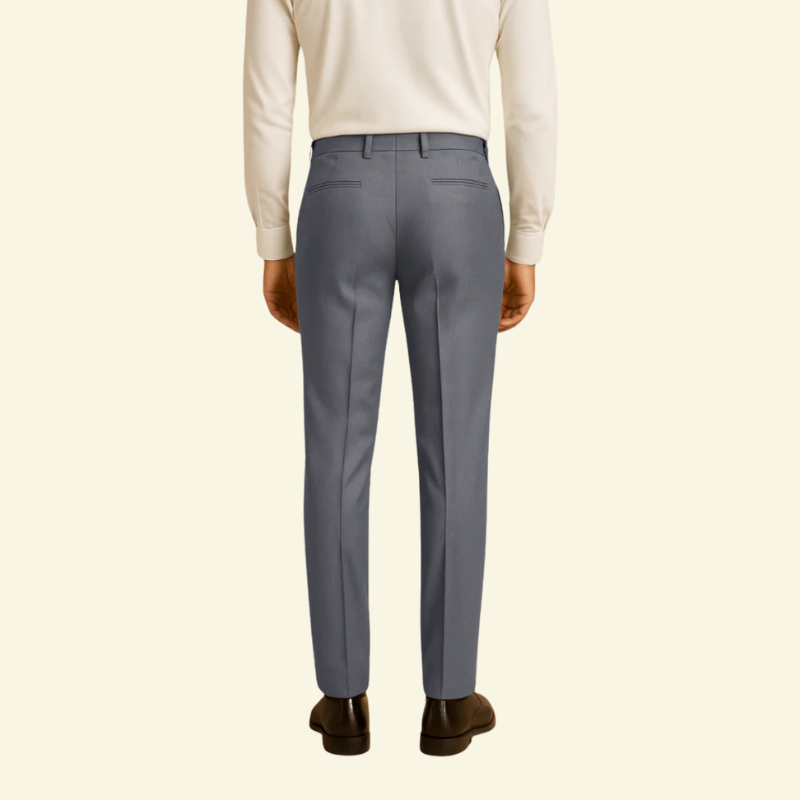 Model od tyłu w srebrnych eleganckich spodniach, prezentujący prostą nogawkę oraz czyste, klasyczne wykończenie tylnej części.