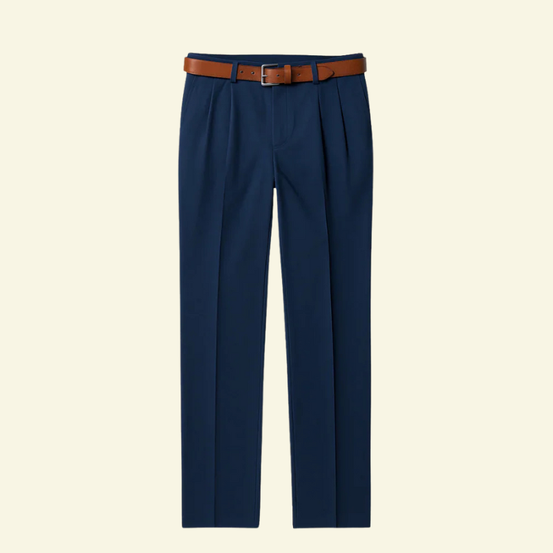 Granatowe męskie spodnie z Premiumowej Mieszanki Tkanin w ujęciu flat-lay — elegancka, smukła linia Slim Fit i klasyczne zaszewki, prezentowane w stylu Lubomirske.