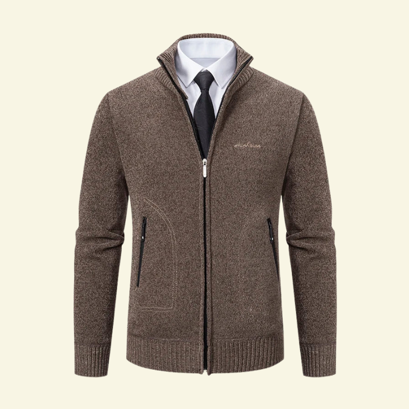 Męski kardigan w odcieniu brąz taupe, zapinany na zamek, z wysoką stójką i eleganckim wykończeniem.
