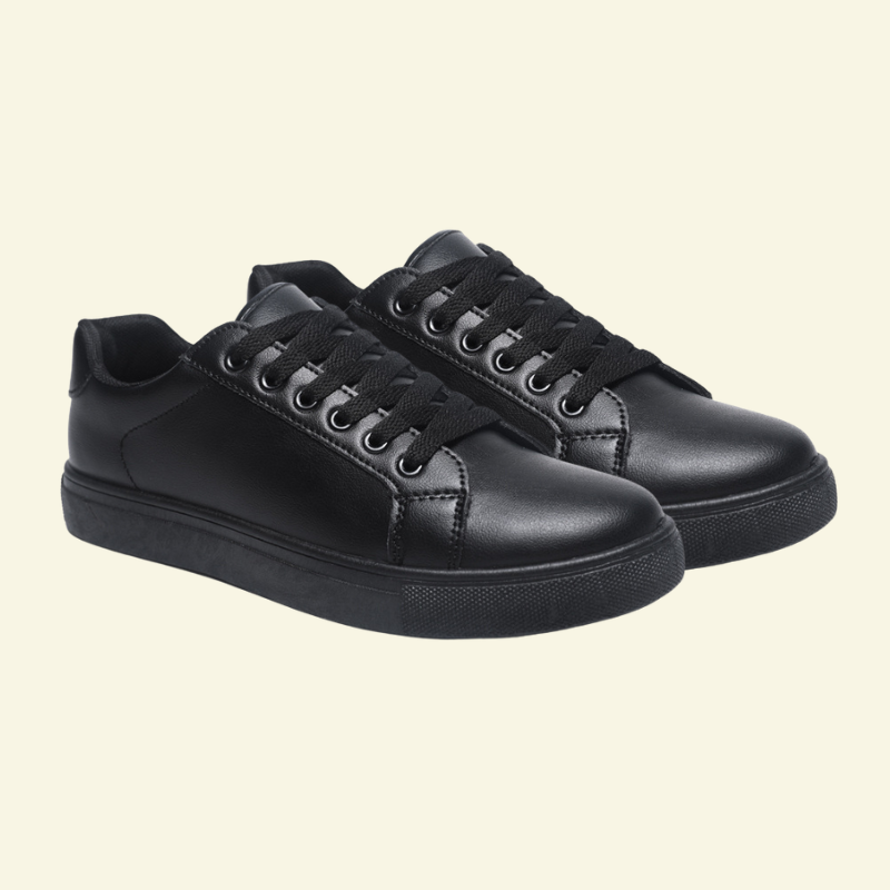 Czarne niskie sneakersy męskie o minimalistycznej formie, wykonane ze skóry ekologicznej, zaprezentowane na jasnym tle w ujęciu produktowym.