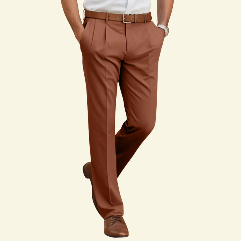 Kasztanowe spodnie męskie w kroju Slim Fit, miękki odcień brązu podkreślający elegancką linię nogawki.