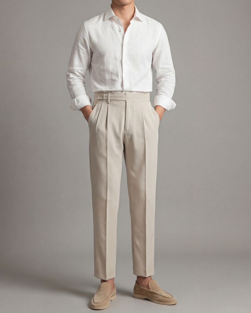 Model mężczyzna w beżowych spodniach garniturowych z zakładkami styl smart casual