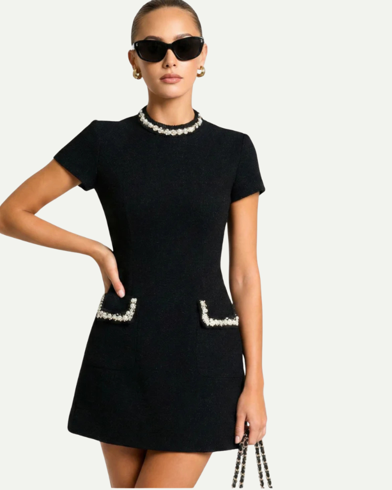 Modelka w czarnej sukience mini tweedowej krótki rękaw elegancka stylizacja
