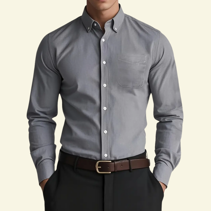 Jasnoszara elegancka koszula męska Slim Fit, prezentowana na modelu w czystej, minimalistycznej stylizacji.