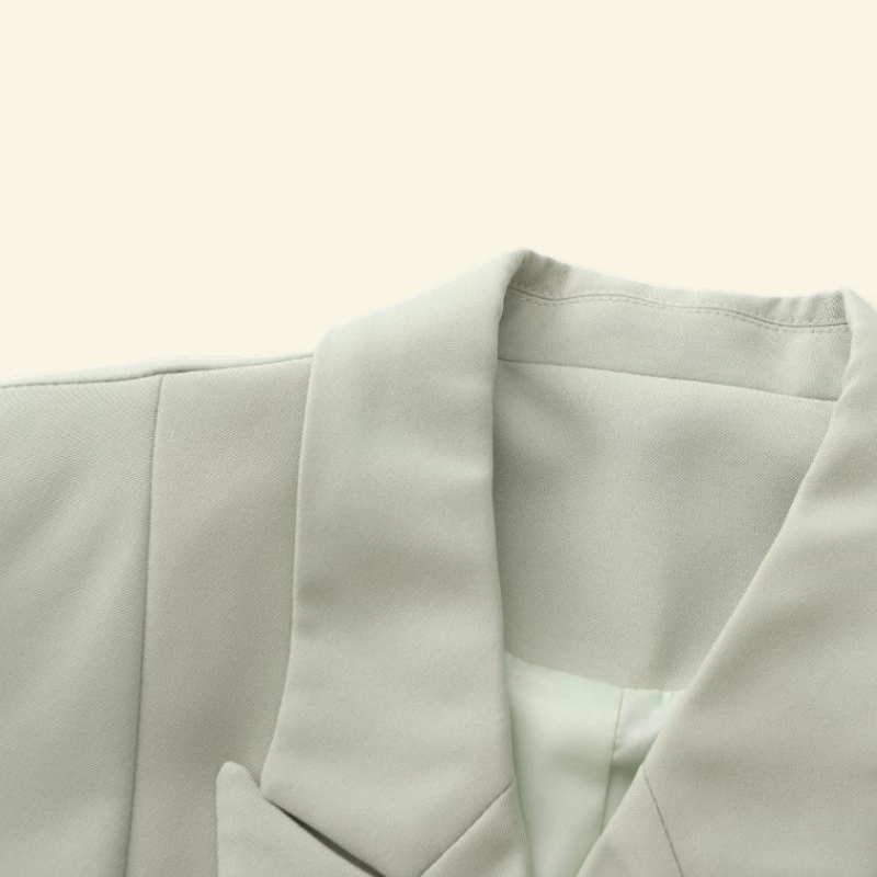 Zbliżenie na kołnierz oliwkowej marynarki damskiej, miękka tkanina premium o subtelnym połysku — Lubomirske