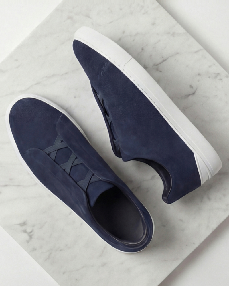 Męskie sneakersy zamszowe granatowe widok z góry minimalistyczne obuwie