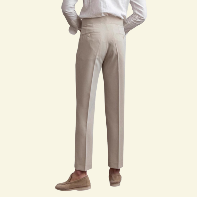 Tył kremowych spodni z wysokim stanem i subtelnymi kieszeniami — styl smart casual w wydaniu Lubomirske