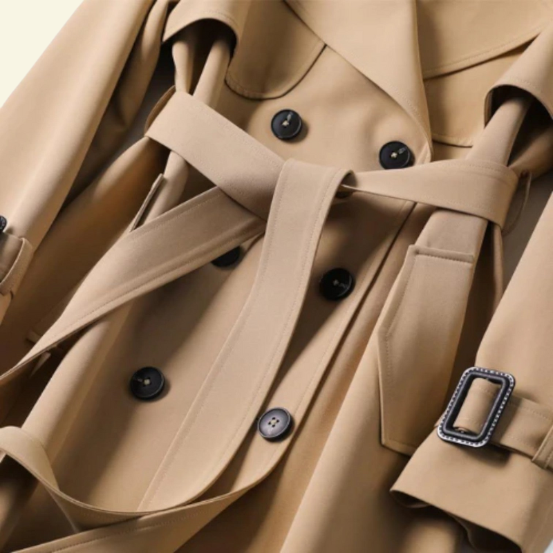Zbliżenie na pasek i guziki beżowego trencza damskiego, tkanina premium o gładkim wykończeniu i eleganckich detalach — Lubomirske
