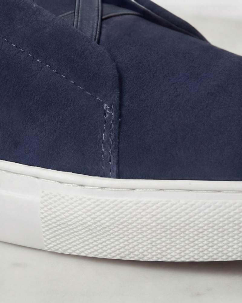 Zbliżenie sneakersy zamszowe szew bok detal minimalistyczne obuwie