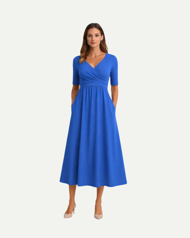 Modelka w kobaltowej sukience midi dekolt V elegancka stylizacja