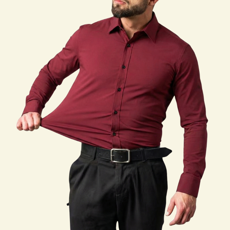 Model rozciągający materiał koszuli w odcieniu winnej czerwieni, ujęcie od przodu.