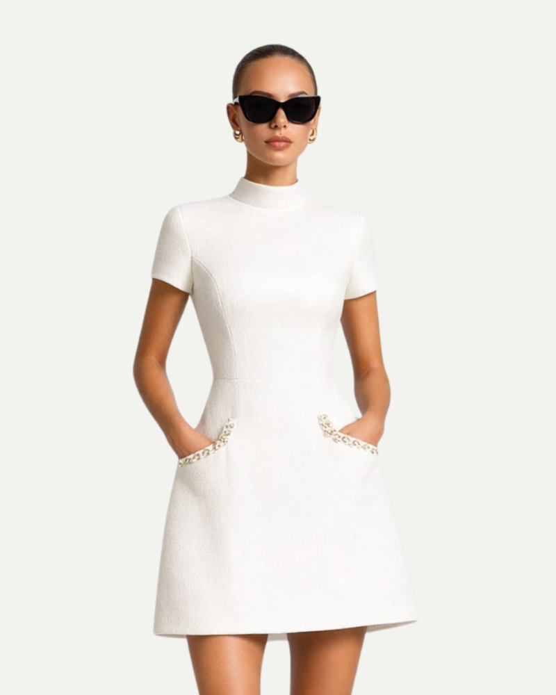 Modelka w białej sukience mini tweedowej przód elegancka krótki rękaw
