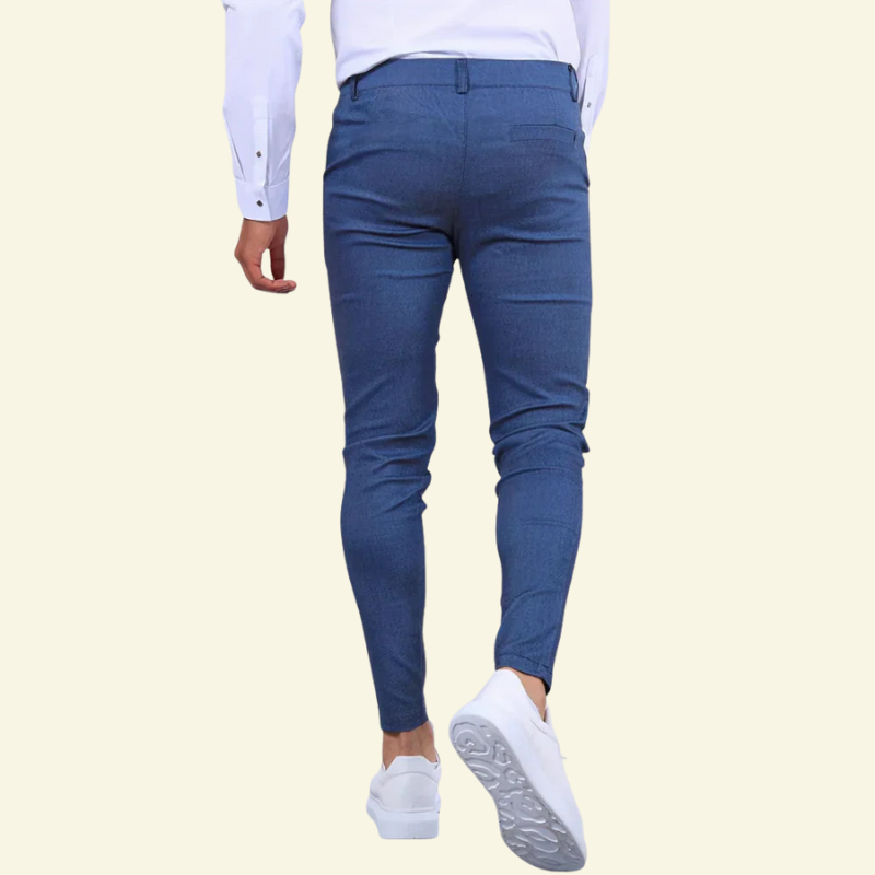 widok z tyłu granatowych męskich spodni chino wykonanych z miękkiej bawełny, w stylu smart casual — Lubomirske