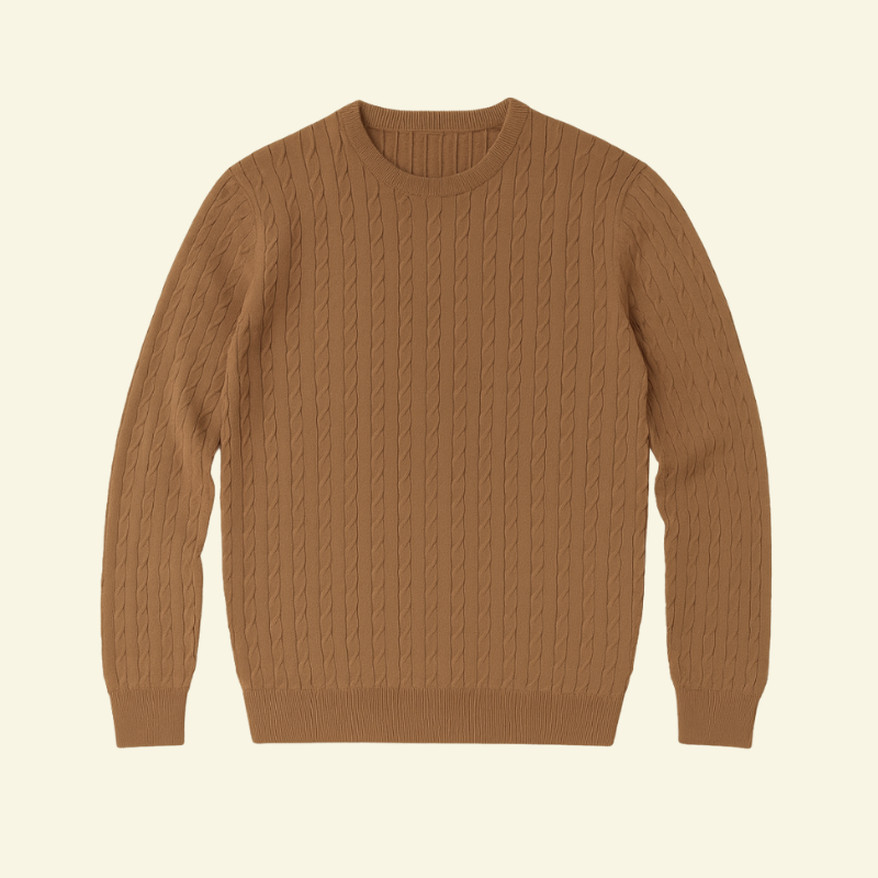 Męski sweter warkoczowy z okrągłym dekoltem w kolorze jasnego brązu, wykonany z miękkiej, gęsto plecionej dzianiny. Ujęcie produktowe na jasnym tle ukazujące strukturę splotu i klasyczny krój.