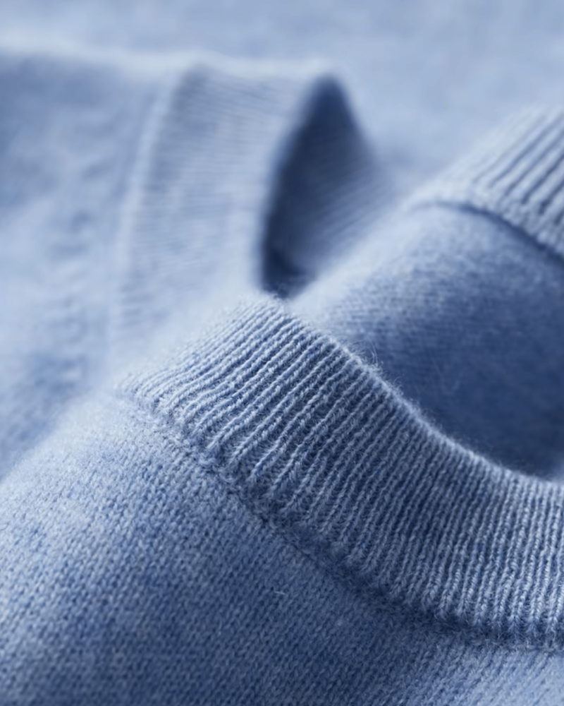 Detal dzianiny T shirtu z kaszmiru i wełny jasnoniebieskiego zbliżenie