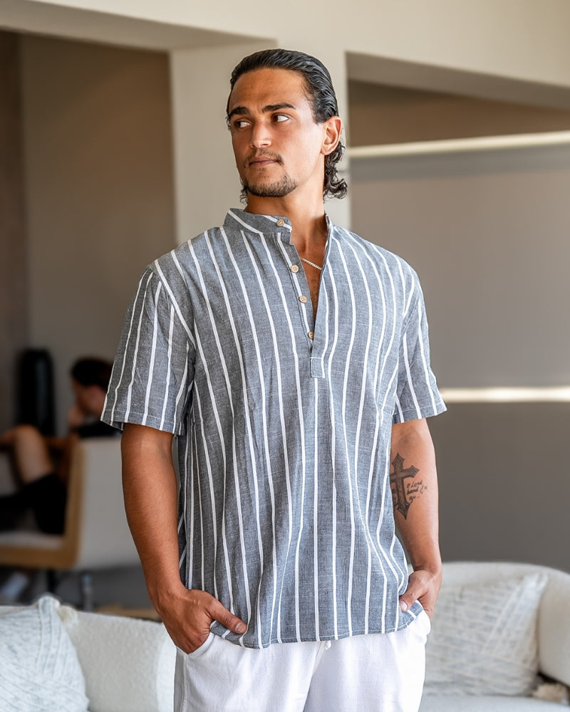 Szara lniana koszulka polo męska w paski stylizacja casual przewiewna