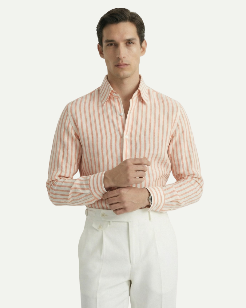Model męski w pomarańczowej lnianej koszuli w paski w stylizacji smart casual