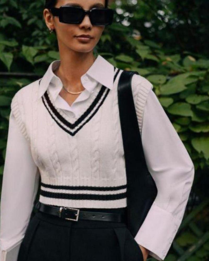 Modelka w biały kamizelce swetrowej z czarnymi lamówkami, noszonej na koszuli — styl preppy w wydaniu Lubomirske
