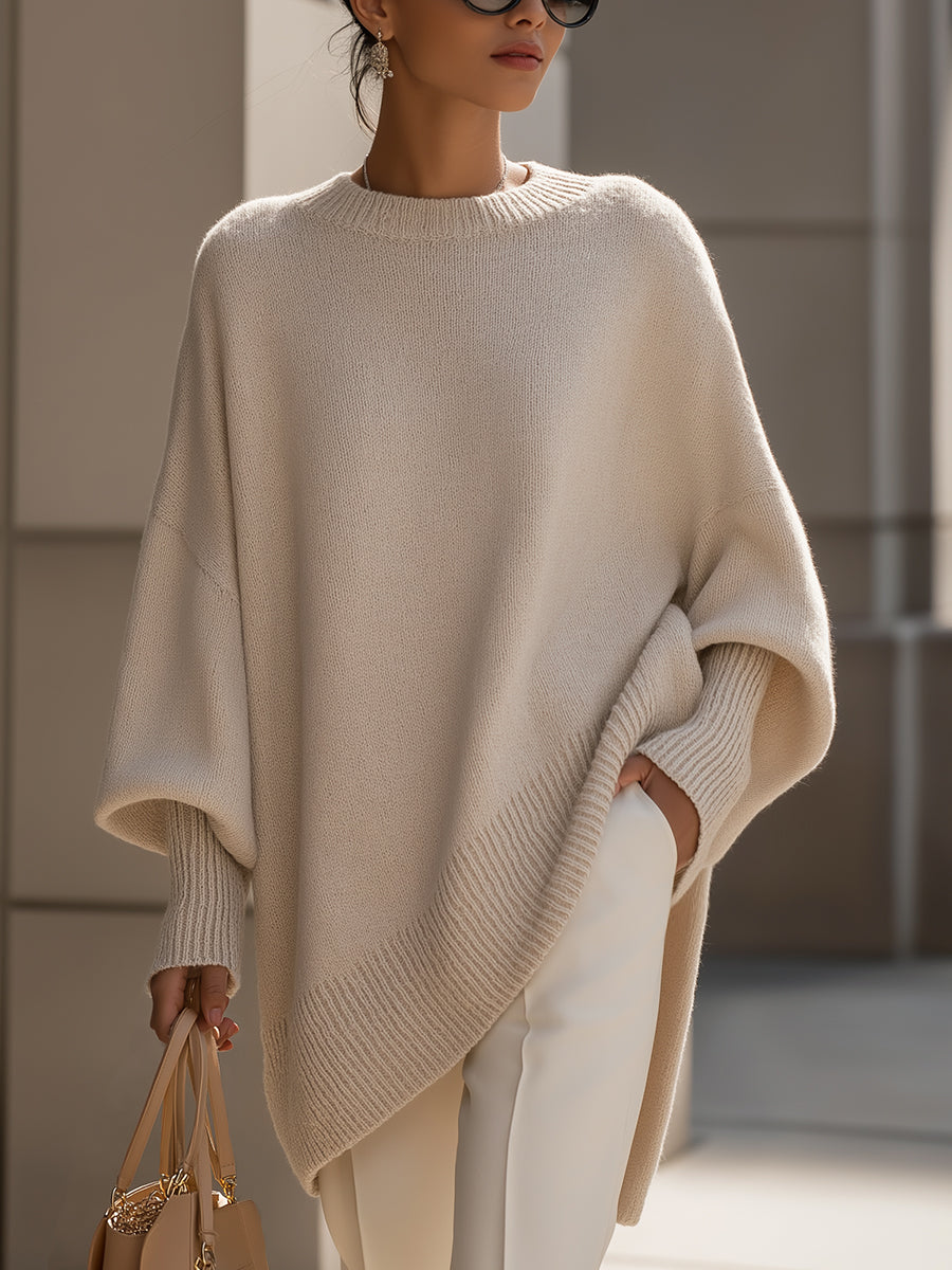Modelka w beżowym swetrze oversize z asymetrycznym dołem — Lubomirske