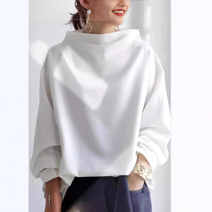 Modelka w białym swetrze oversize z obszernym kominem — Lubomirske