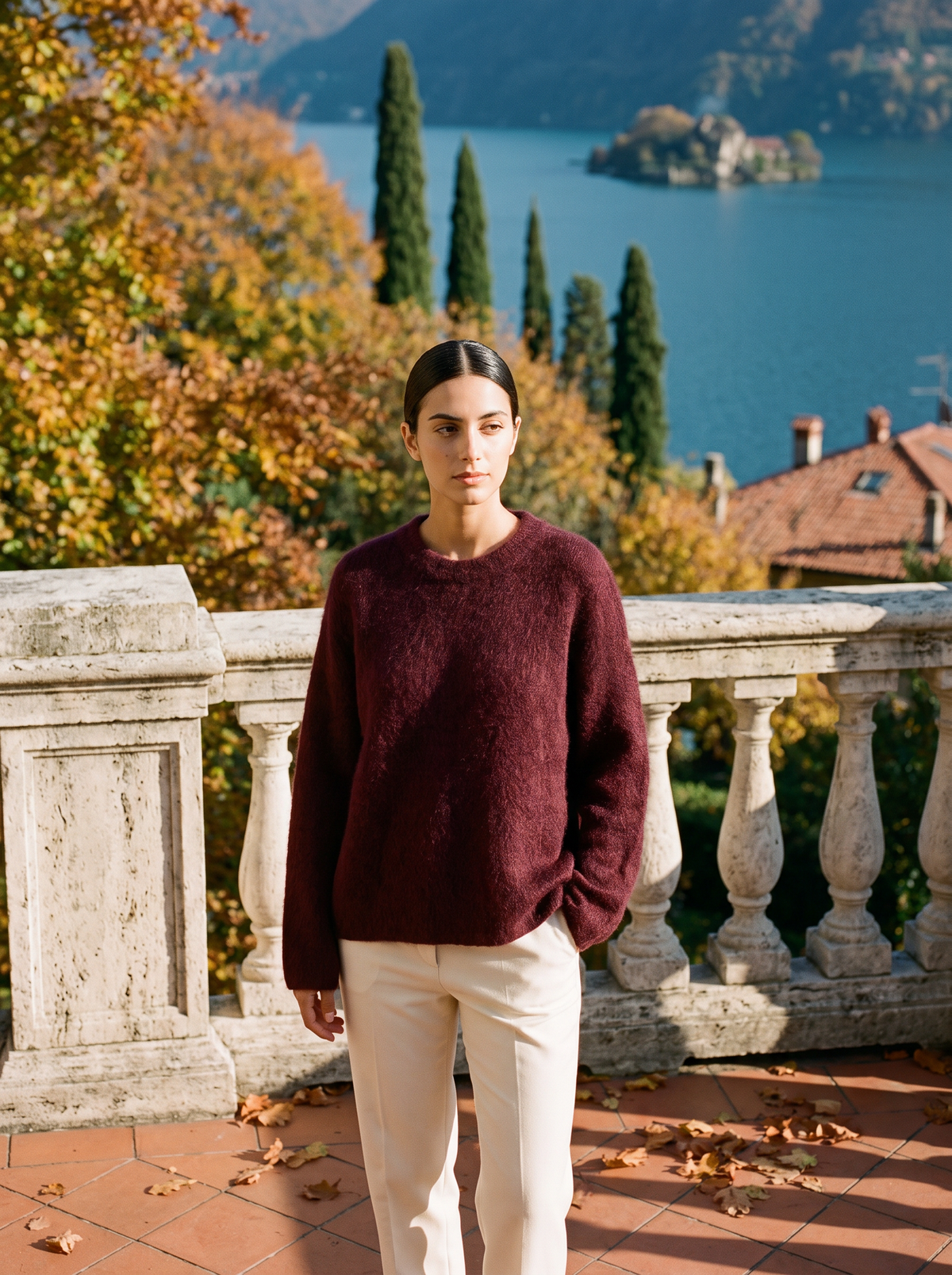 Bordowy sweter oversize damski, sylwetka od przodu na tarasie — Lubomirske