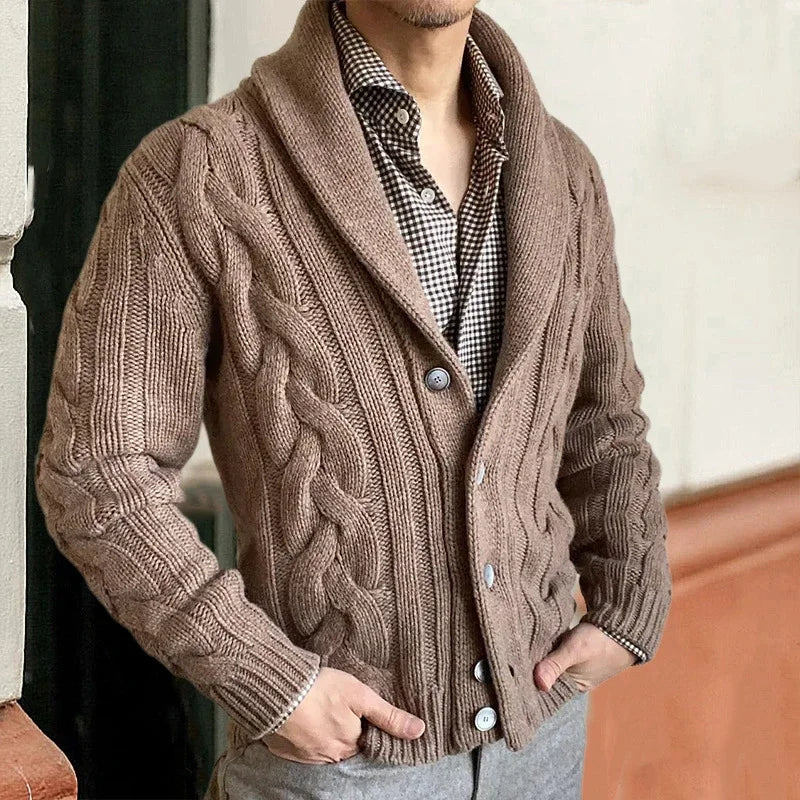 Sweter rozpinany w kolorze brązu taupe, dłonie wsunięte w kieszenie przy dolnej krawędzi — Lubomirske