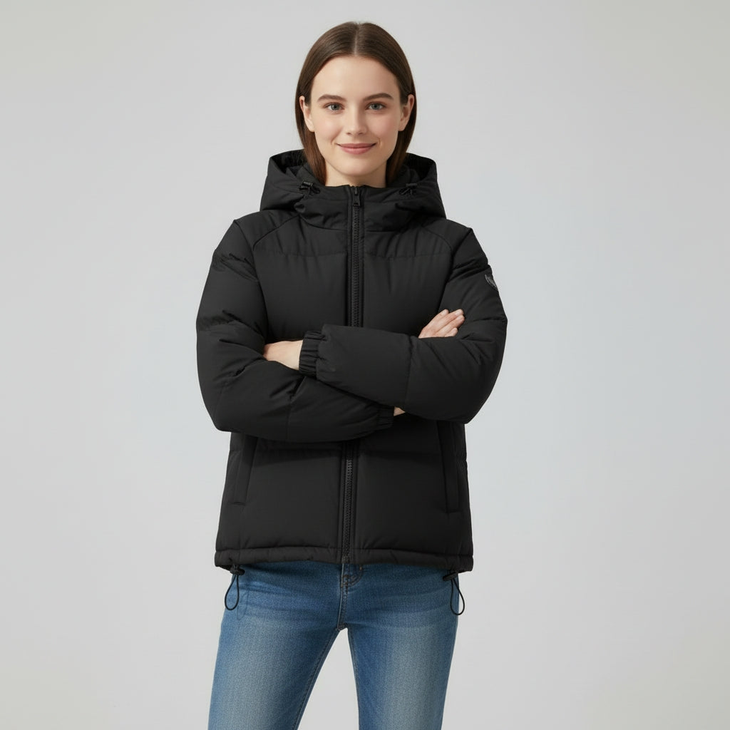 Czarna krótka kurtka puchowa Léontine na modelce, swobodna sylwetka oversize — Lubomirske