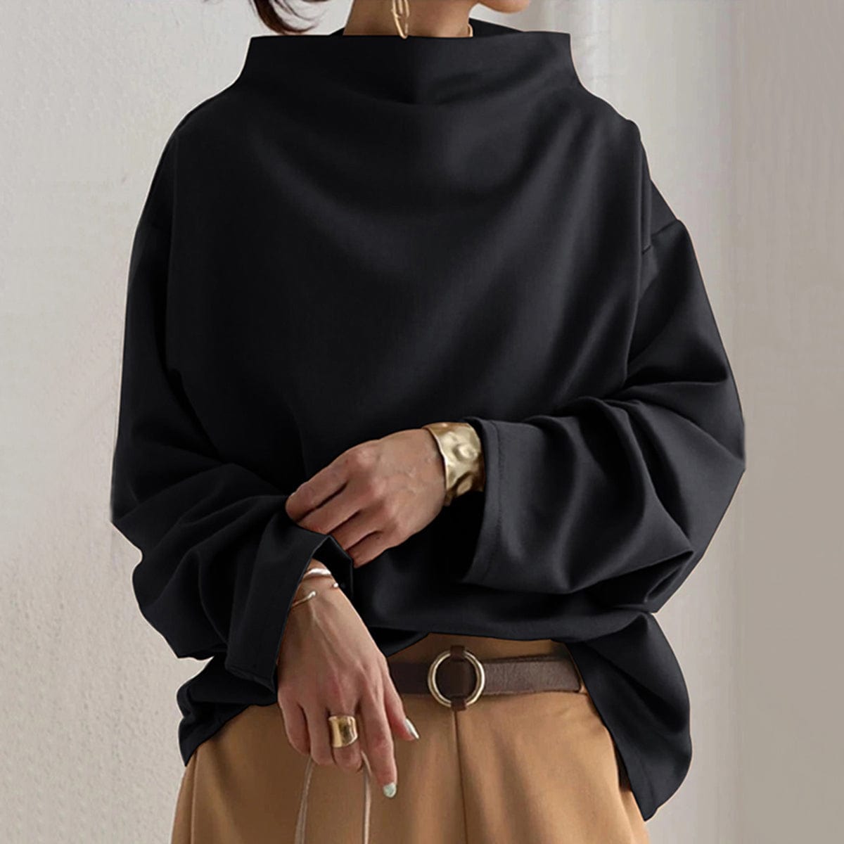 Kobieta w czarnym swetrze oversize z kominem — Lubomirske
