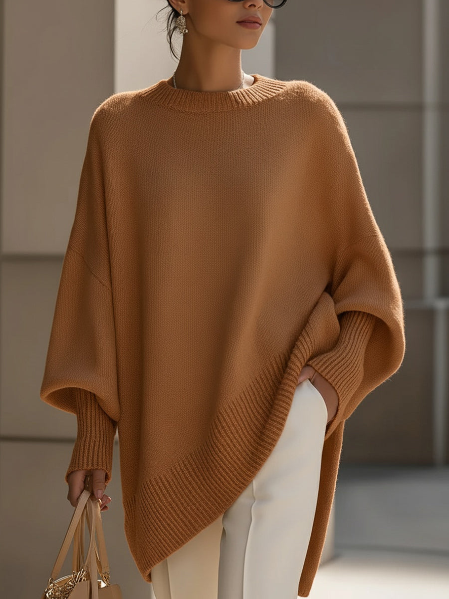 Kamelowy sweter oversize damski z asymetrycznym dołem na modelce — Lubomirske